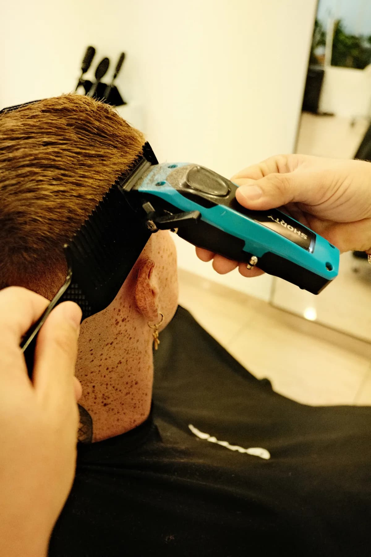 Precízne kontúrovanie vlasov strojčekom - Studio Barber